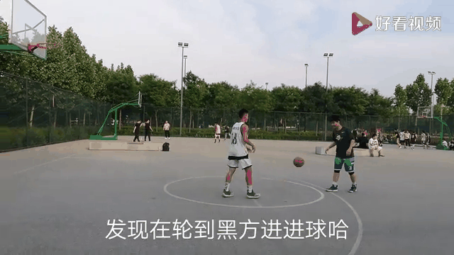 年轻球员表现亮眼，球场气氛热烈