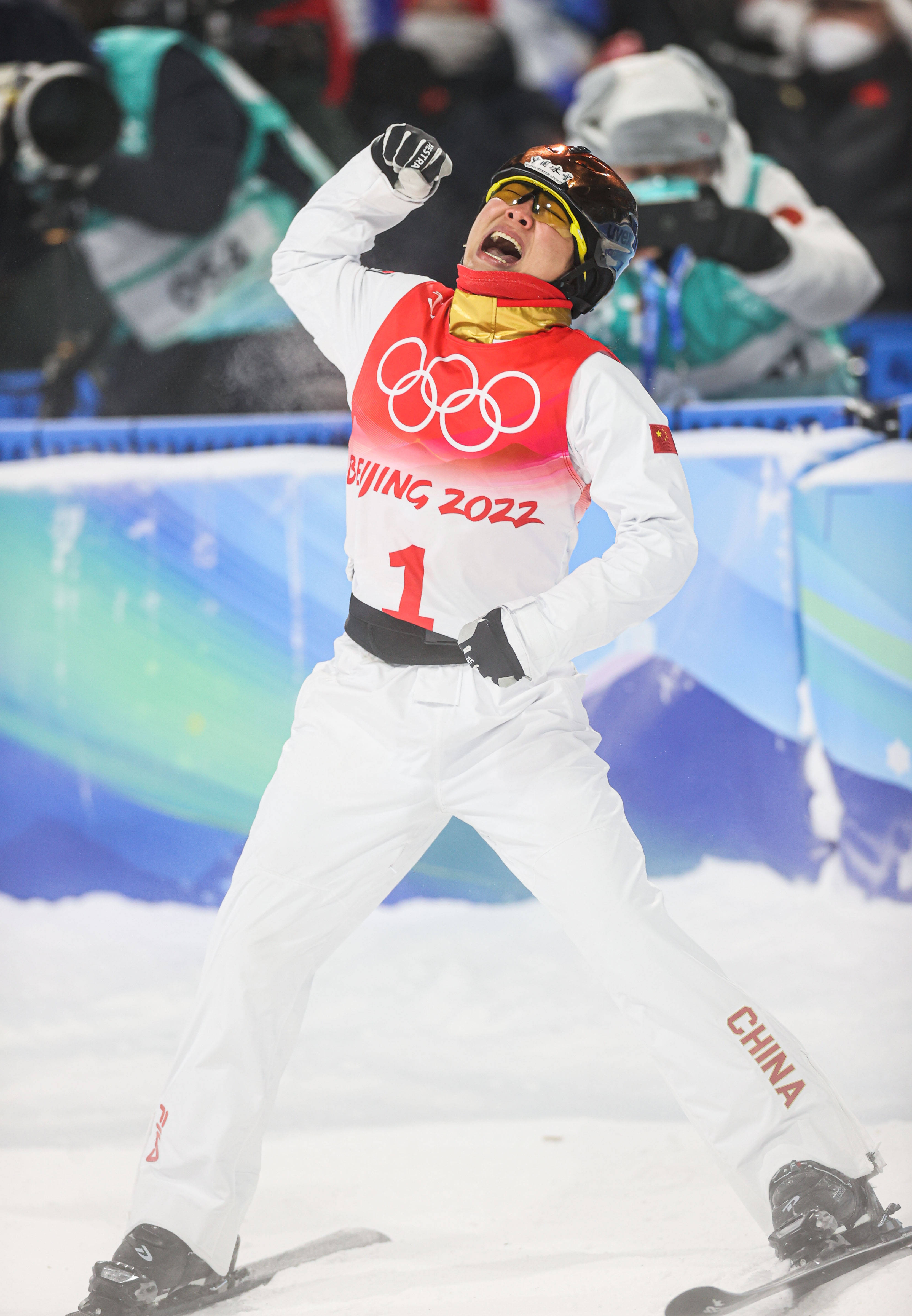 中国选手在滑雪项目中惊险夺冠 中国选手在滑雪项目中惊险夺冠