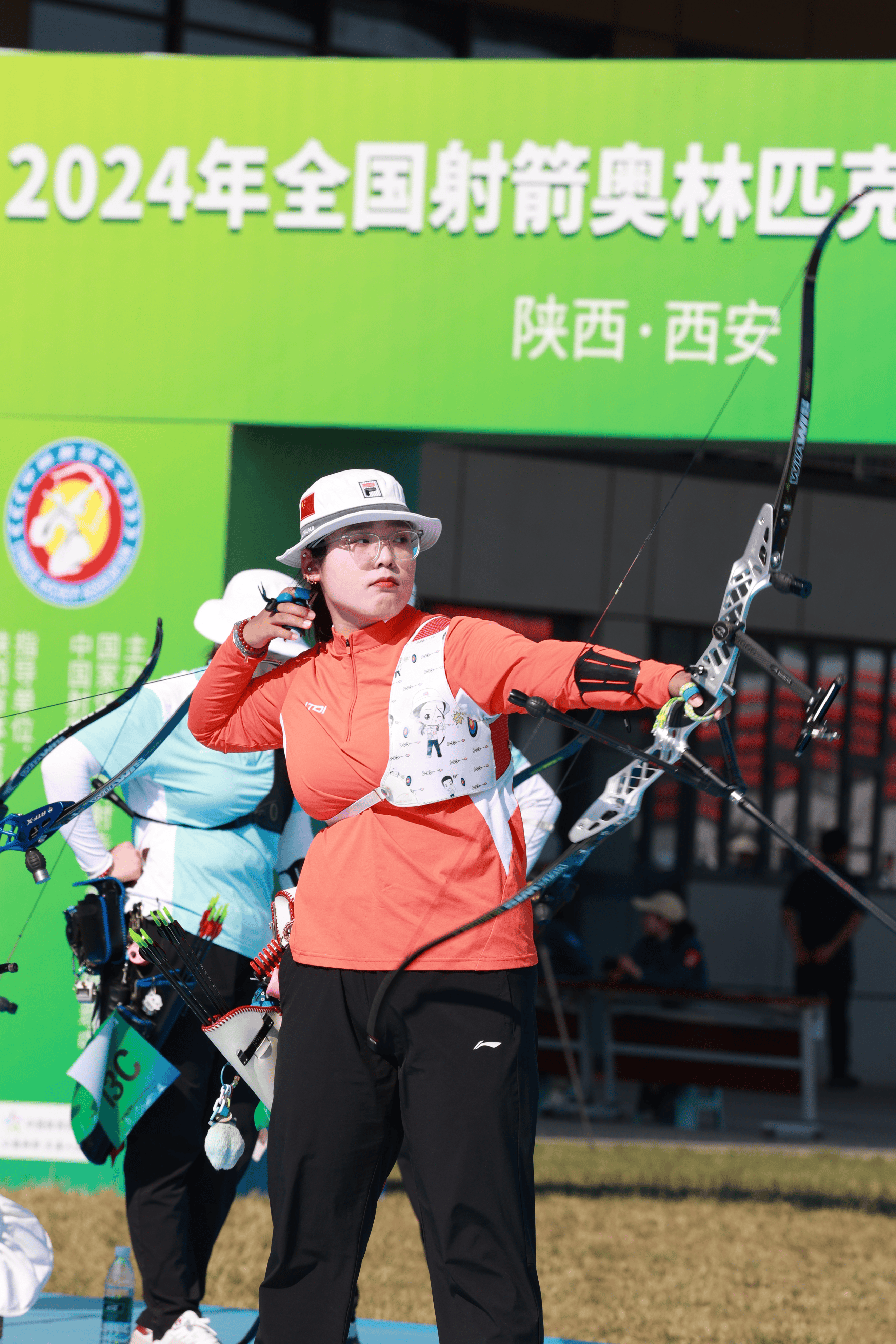 射箭选手风雨无阻，射中靶心