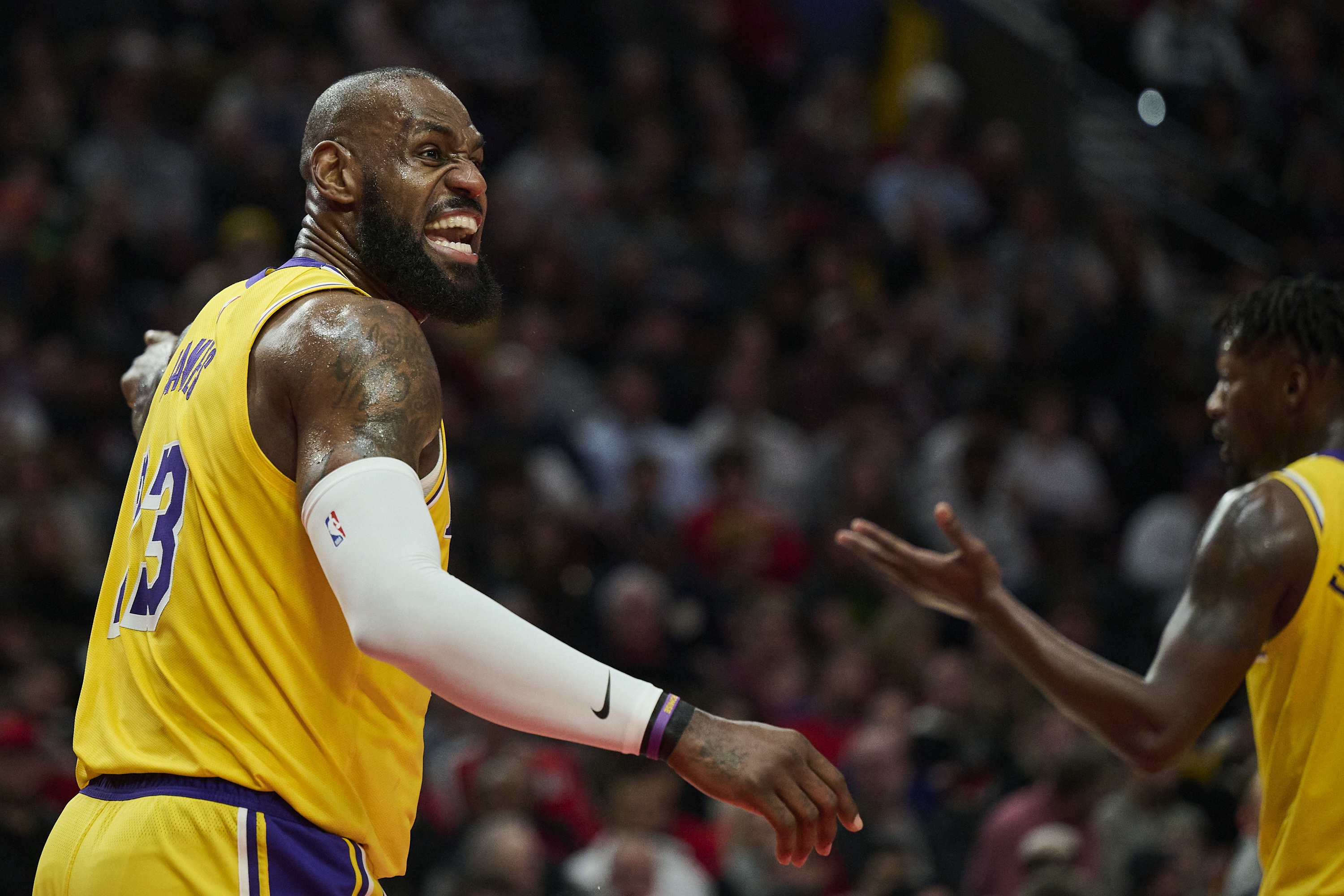 詹姆斯带领湖人逆转夺胜