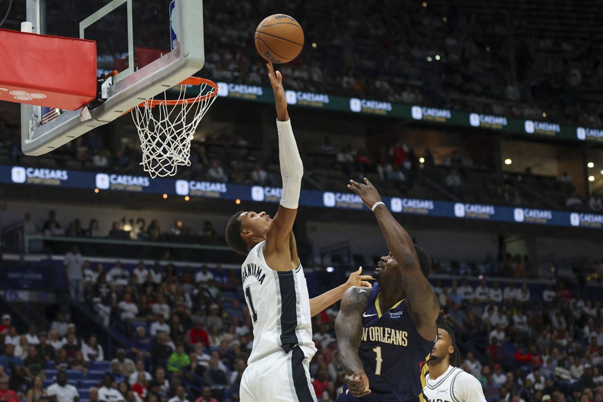 马刺碾压山东队,米切尔状态火热 马刺碾压山东队,米切尔状态火热