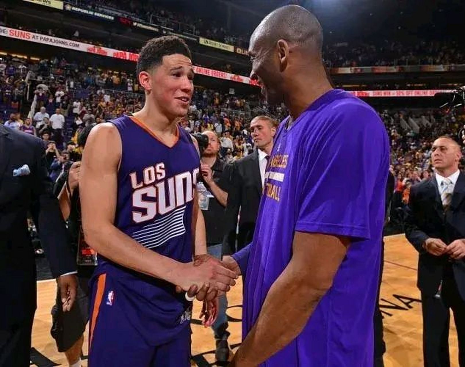 北京队轻取掘金，布克统治全场