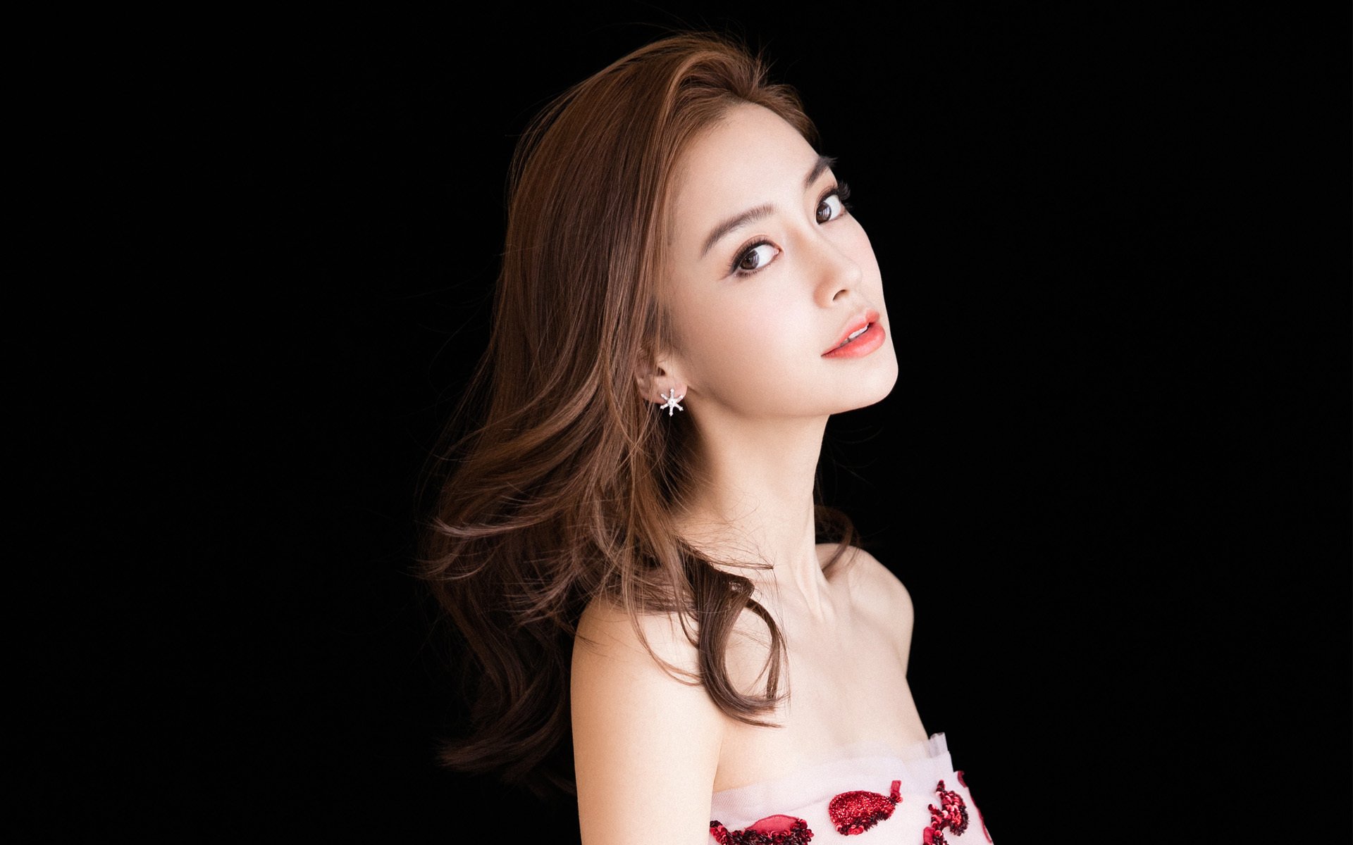 加时鏖战展锋芒，巴斯托尼一锤定音铸就中国足球信心之战