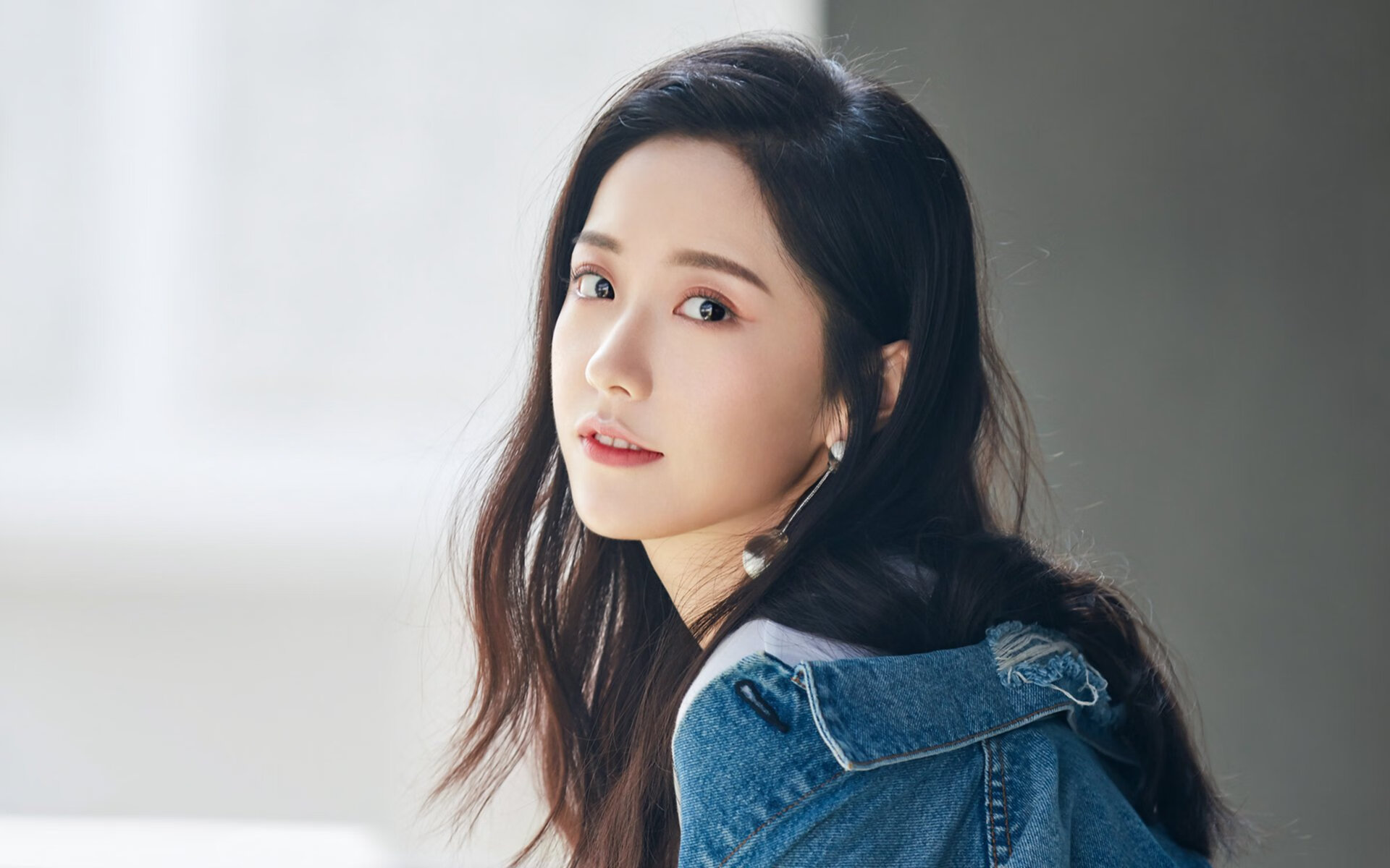 足球世界的双重震撼，阿尔及利亚爆冷击溃切尔西，阿劳霍在意甲焦点战主宰赛场